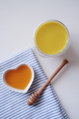 recette boisson chaude pour l'hiver, lait d'or au curcuma et miel