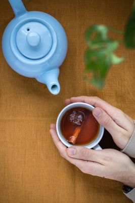 recette boisson chaude pour l'hiver, tisane à la canelle orange et melisse